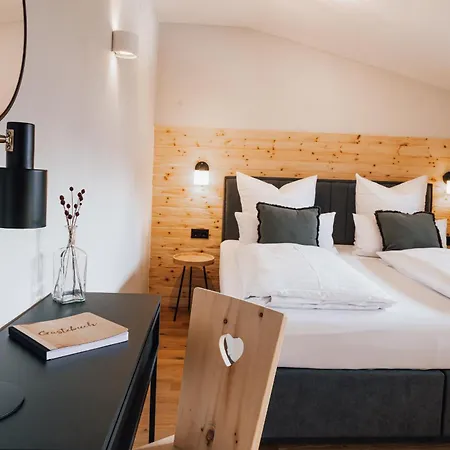 Watzmannsuite - Familienfreundliche In Historischer Mit Kamin, Infrarotsauna, Balkon, Garten, Nur 10 Gehminuten Ins Zentrum Von Berchtesgaden ビショフスヴィーゼン