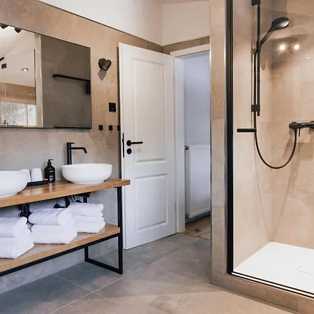 アパート Watzmannsuite - Familienfreundliche In Historischer Mit Kamin, Infrarotsauna, Balkon, Garten, Nur 10 Gehminuten Ins Zentrum Von Berchtesgaden ビショフスヴィーゼン